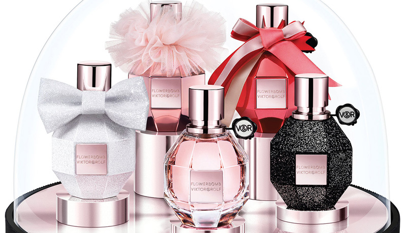 بررسی نسخههای مختلف Flowerbomb ویکتور اند رالف؛ بمبهای ساعتی زنانه با رایحهای ماندگار