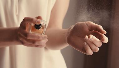 ترفندهایی برای عطر زدن؛ راهنمای استفاده صحیح از عطر و ادکلن